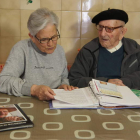 Gaudencio el de Paradilla con una de sus hijas repasando el album de fotos.