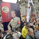 Seguidores de Pegida, en una protesta contra Merkel y los refugiados.