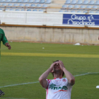 Oritz, en el medio de dos jugadores del Universidad de Oviedo, durante la última ronda del playoff.