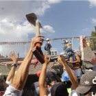Vecinos de México DF ofrecen su ayuda a los servicios de rescate.