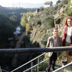 Francisco Marín y Gloria Fernández Merayo, ayer en el dique de la presa de la Fuente del Azufre. L. DE LA MATA