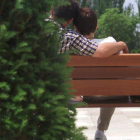 Una pareja disfruta de un tiempo de asueto en un banco de un parque. JESÚS. F. SALVADORES