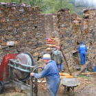 Los vecinos recuperando la vieja escuela de San Adrián.