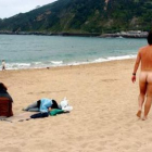 En verano proliferan ordenanzas municipales en contra del nudismo, entre otras.