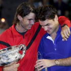 Nadal consuela a Federer tras la final del Abierto de Australia