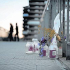 Un solitario ramo de flores ha recordado estos días a la presidenta de la Diputación de León, Isabel Carrasco, en la pasarela en la que fue asesinada.