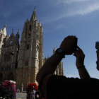 Un turista hace una foto a la Catedral de León. JESÚS F. SALVADORES