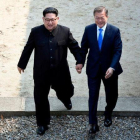 El líder de Corea del Norte Kim Jong-un con el presidente de Corea del Sur Moon Jaein en la línea fronteriza de los dos países durante la histórica cumbre.