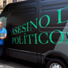 El novelista madrileño Fernando López del Oso, en la furgoneta con la que ayer se paseó por la capital leonesa.
