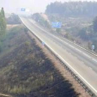 Vista de la autovía A-1, donde el humo provocó grandes retenciones