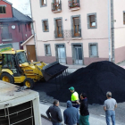 Una excavadora recoge carbón volcado en una calle de Villaseca de Laciana en 2013. DL