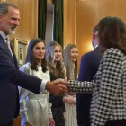 El rey Felipe VI saluda a la berciana Andrea García en la recepción de los recién graduados. CASA REAL