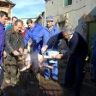 Un momento de la matanza tradicional de la asociación El Rebollín