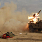 Un miliciano chií dispara un lanzacohetes contra posiciones del Estado Islámico en los alrededores de Tikrit, este domingo.
