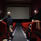 Joaquín Fuentes, primero por la izquierda, en la rehabilitada sala del cine Velasco.