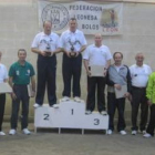 Fernando Alonso, en lo más alto del podio, secundado por Miguel Ángel y Francisco Javier.