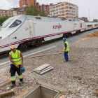 Paso de un tren Alvia por la estación de Zamora, donde se están efectuando trabajos para la adaptación a la alta velocidad.