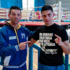 El entrenador Vicente Barrul posa con su hijo Antonio, que acudió al Nacional con una camiseta en homenaje a Saúl Tejada. DL