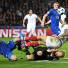 Partido de Champions Leicester-Sevilla. En la imagen, Schmeichel hace el penalti sobre Vitolo que, segundos después, el portero del Leicester paró a N'Zonzi.