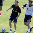 Iniesta y Xabi Alonso disputan un balón durante el entrenamiento de la selección española.