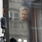 El fundador de WikiLeaks, Julian Assange, detrás de una ventana del edificio de la embajada ecuatoriana en Londres.