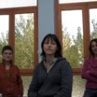 Paula Rueda, en el centro, con Elena, la trabajadora social, a la izquierda, y Silvia, psicopedagoga