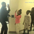 Barry White Jr. da la bienvenida al aula a sus alumnos con un saludo único y personalizado para cada uno de ellos.