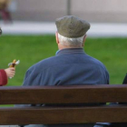 Ancianos y niños en un parque.