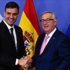 Sánchez y Juncker se saliudan antes de la reunión que han mantenido previa a la cumbre de la UE.