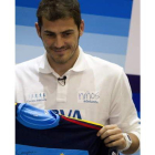 Casillas muestra su elástica de la selección, ayer, en un acto.