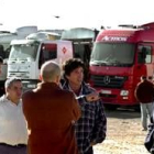 Unos cincuenta camiones de transportistas se concentraron ayer para realizar una marcha lenta