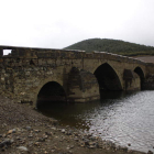 El otoño no ha logrado sumergir el antiguo puente de Pedrosa del Rey. CAMPOS