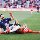 El capitán del Almería Morcillo, a la derecha, pelea por el balón con el culturalista Rodri. MARTA GEA