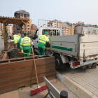 Operarios municipales retirando el parklet. L. DE LA MATA