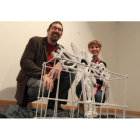 La pareja de artistas, con una de las piezas que se exponen.