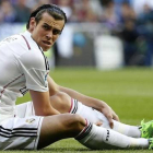 Gareth Bale se duele de su gemelo izquiero durante el Madrid-Málaga de Liga.