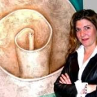 Olga Aparicio, ante una de las obras que expone estos días en la galería Ármaga