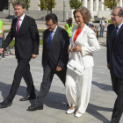 El alcalde de Burgos, el rector y el presidente de la Junta, ayer, a la llegada de doña Sofía.