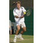 Juan Carlos Ferrero resta una bola en la hierba de Wimbledon