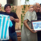 Diego Armando Maradona y Ben Nasser, en Túnez, durante la visita del exfutbolista al árbitro que no vio 'la mano de Dios'.