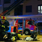 Uno de los bomberos, anoche en acción. BOMBEROS DE LEÓN