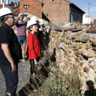 Ana Franco y Fernando Salguero, durante su visita al adarve de la muralla