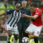 Mourinho observa una jugada del partido entre el Manchester United y el West Brom.