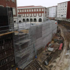 A los lados del carril central, por el que irá la doble vía de Feve, se aprecia el aspecto que tendrán las aceras para los peatones.