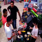 Tres de los terroristas, comprando cuchillos en un comercio chino.
