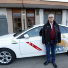 Quico Martín Rodríguez con el taxi de su propiedad en el que se produjo el parto. MARCIANO PÉREZ