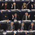 Varios eurodiputados votan a mano alzada en un pleno de la Eurocámara en una foto de archivo