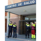 Policías de Fuenlabrada y sanitarios, a la entrada del centro.