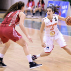 Paula López intenta superar a una rival.