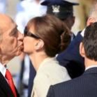 Según la televisión israelí, el disparo se produjo cuando Olmert besaba a Carla Bruni